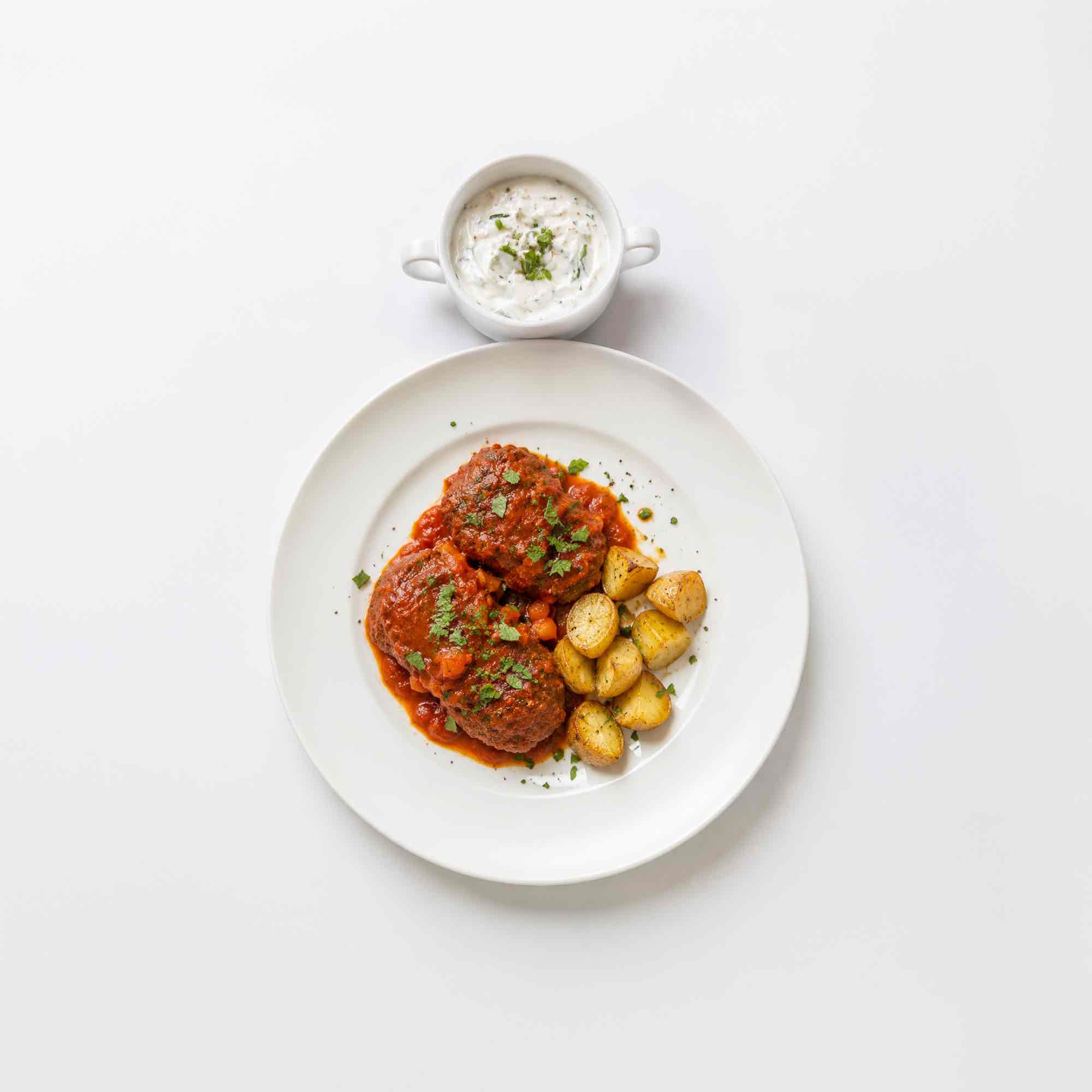 Mediteraanse Kofte met gebakken aardappels en yoghurt dip